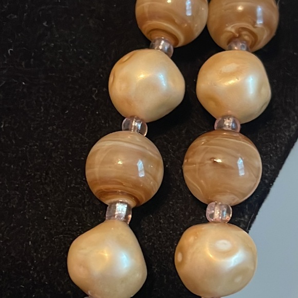 1950’s Double Strand Marbled Acrylic & Faux Pearl Necklace - Picture 3 of 7